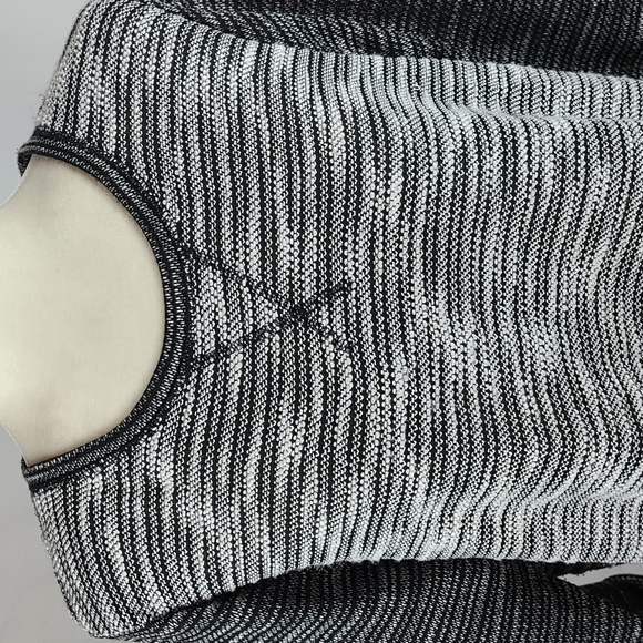 H & M Sweatshirt - Picture 2 of 13